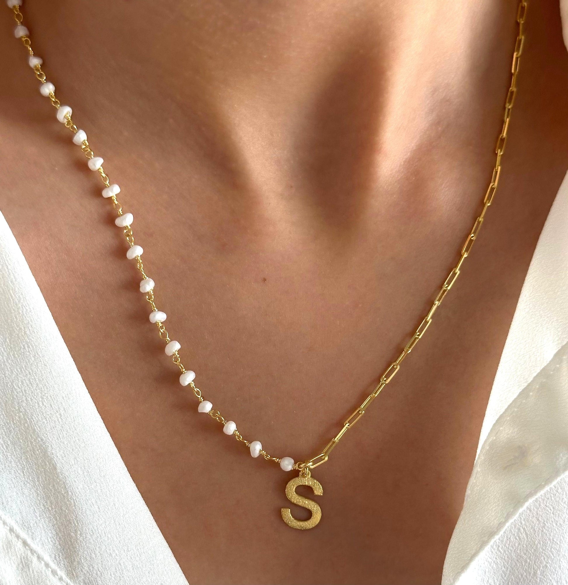Initial pearl necklace in gold sterling silver