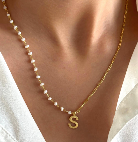 Initial pearl necklace in gold sterling silver